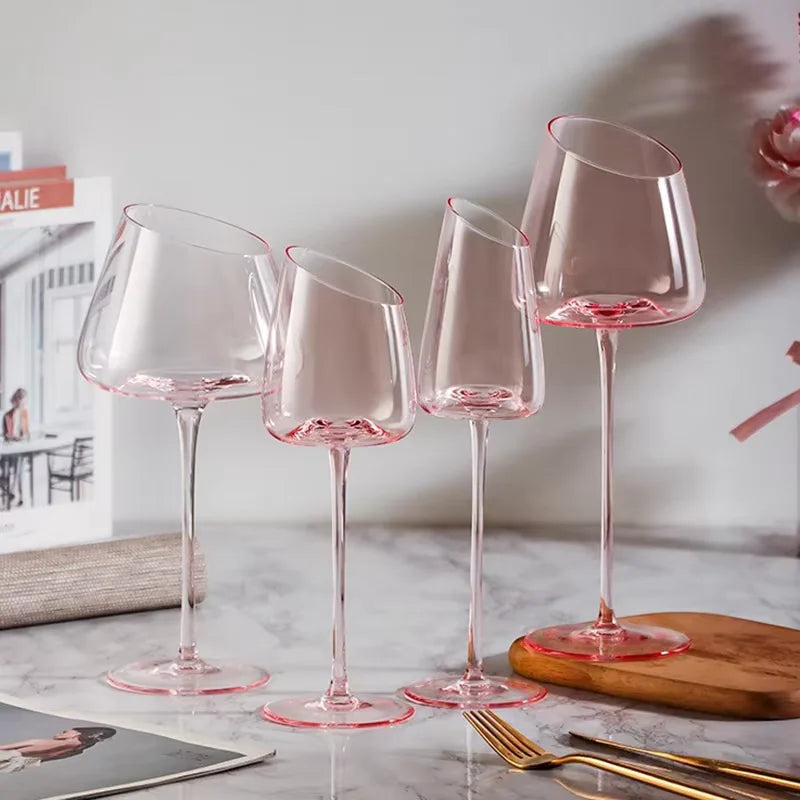 Ensemble de 2 verres à vin rose en cristal soufflé bouche, accessoire bar essentiel et stylé.