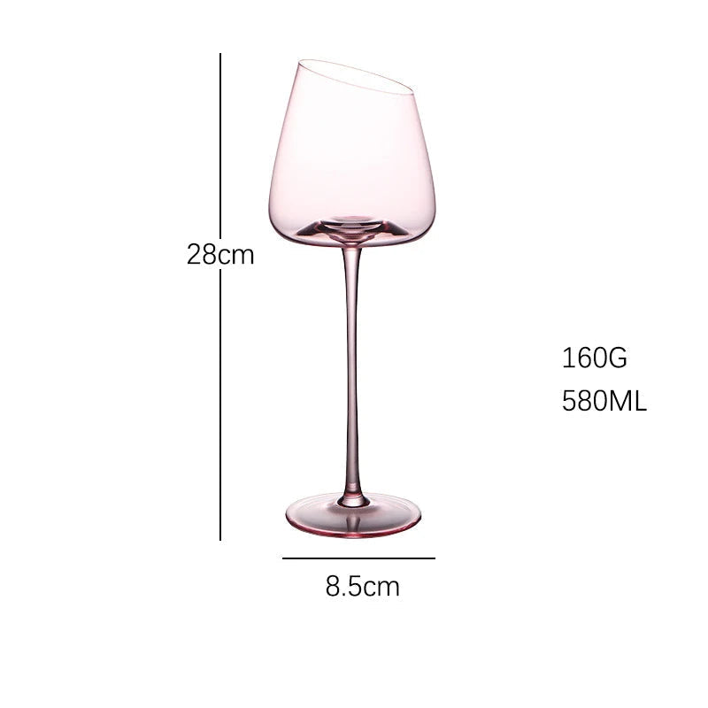 Décoration de table avec des verres à vin rose en cristal soufflé bouche, ajoutant une touche chic.