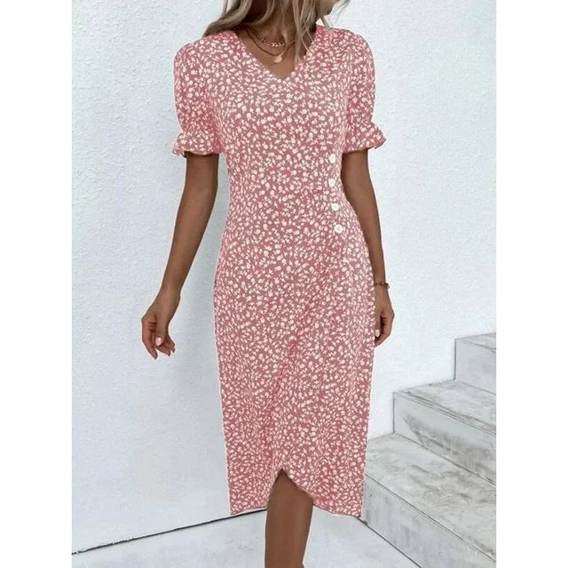 Tenue décontractée: robe femme légère à motifs floraux, parfaite pour les sorties d'été.