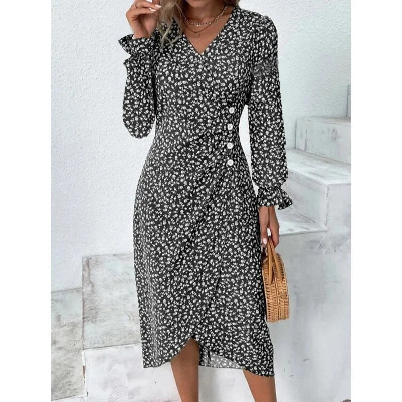 Mode femme: robe printanière florale élégante, idéale pour une tenue de jour.