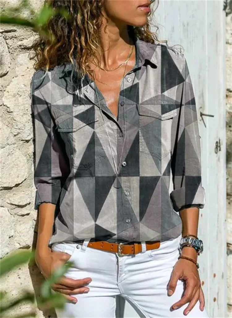 Blouse femme chic et amusante, à coupe moderne. Tenue d'été polyvalente, mode féminine décontractée.