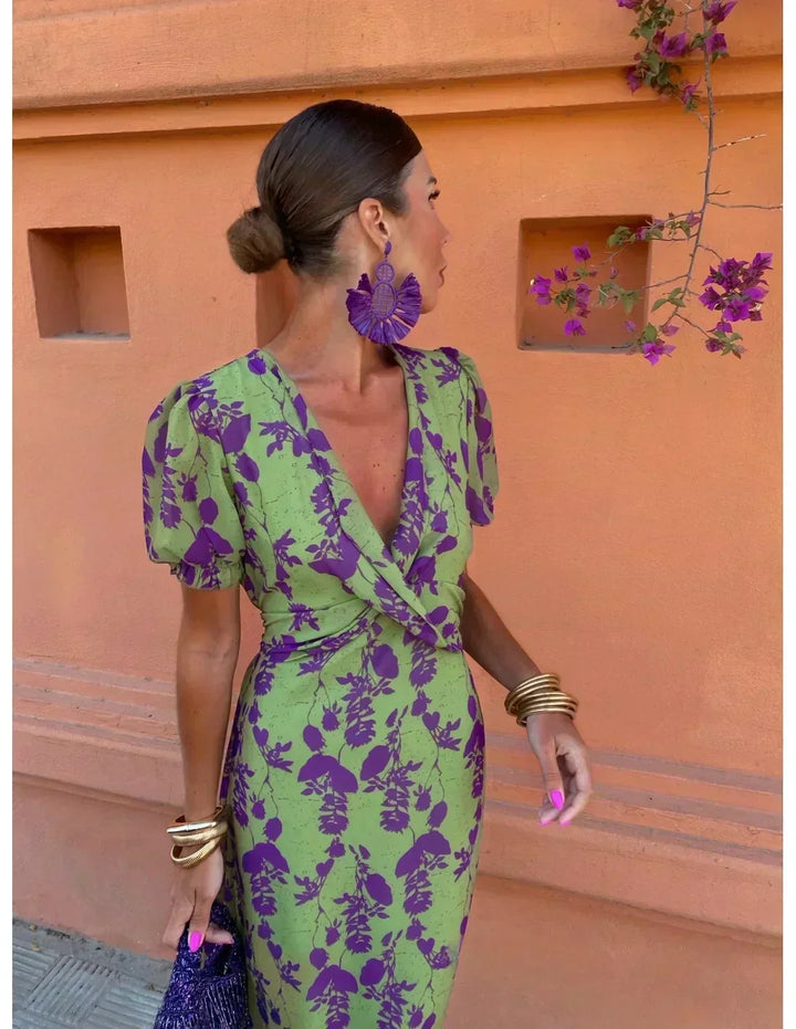 Robe Amalia fluide pour femme, style chic et confortable. Vêtement polyvalent vert pour la mode estivale.
