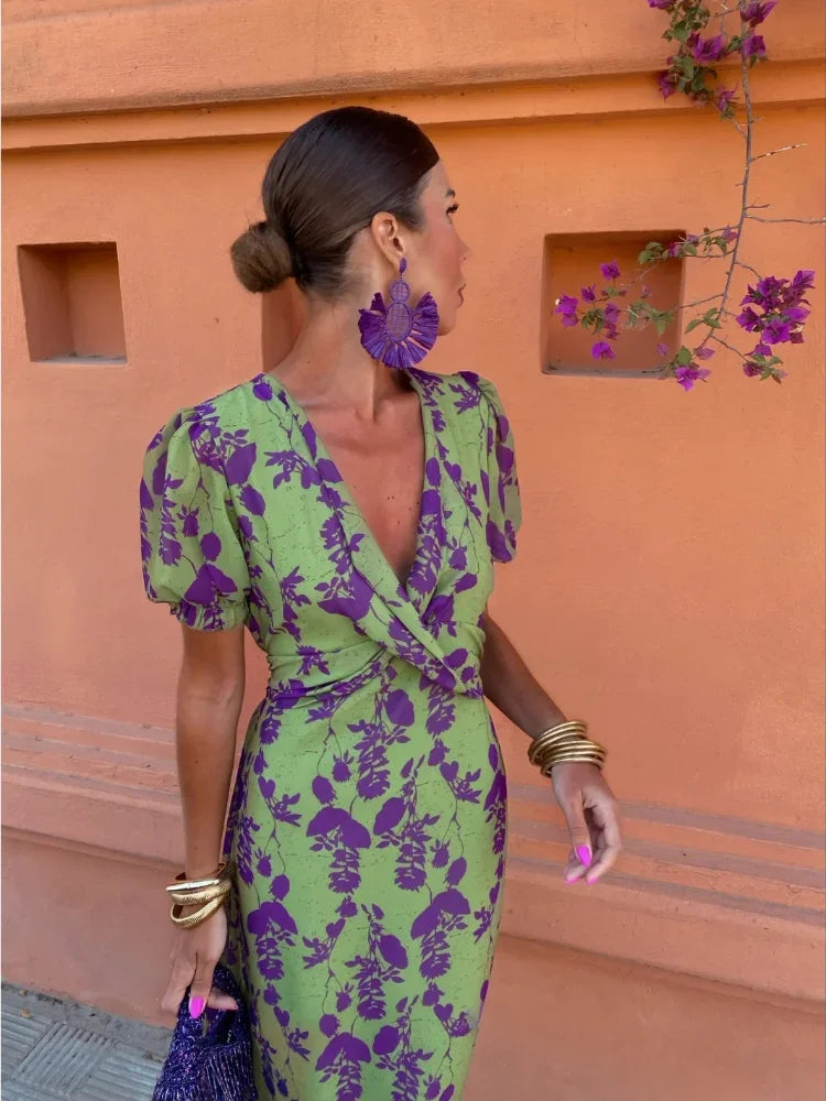 Robe fluide Amalia verte pour femme, élégante et confortable, idéale pour l'été et la mode féminine.