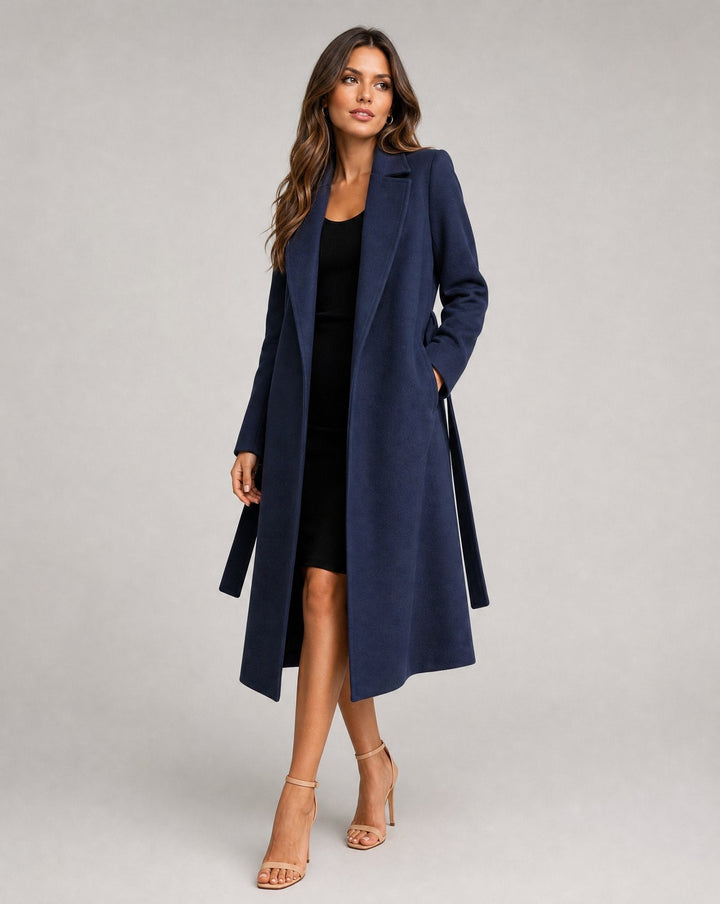 Chic trench-coat femme ceinturé, idéal pour automne/hiver. Manteau long et élégant pour bureau et événements.
