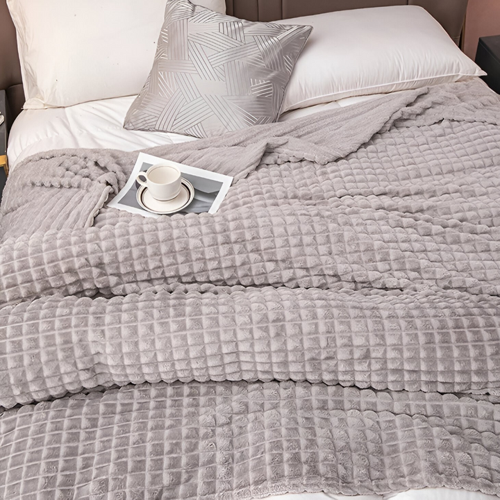 Plaid doux à carreaux, chaud et réversible, idéal pour créer une ambiance cosy à la maison.