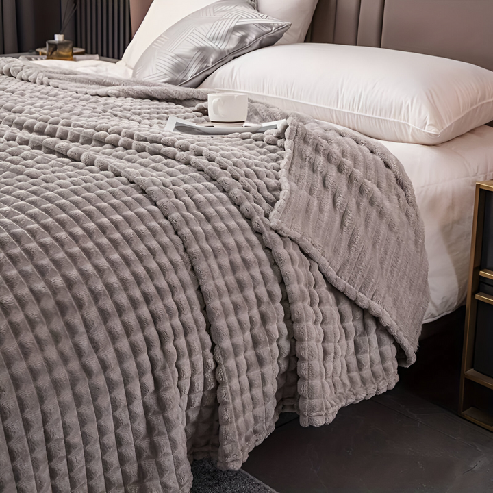 Plaid polaire à carreaux, ultra doux et chaud, apportant un grand confort à la maison.