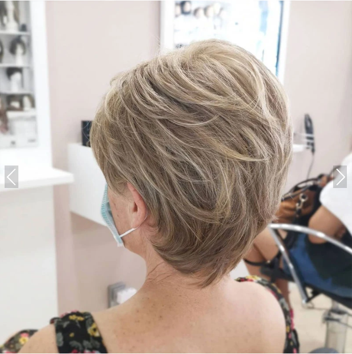 Extensions de cheveux naturels blanc/gris pour femme. Volume et beauté capillaire.