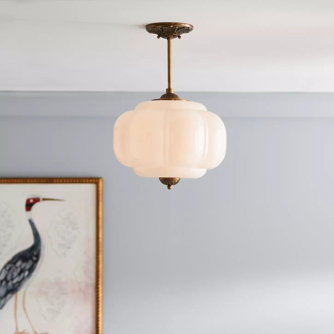 Lampe de plafond semi-encastrée en verre à forme arrondie pour un éclairage moderne et élégant.