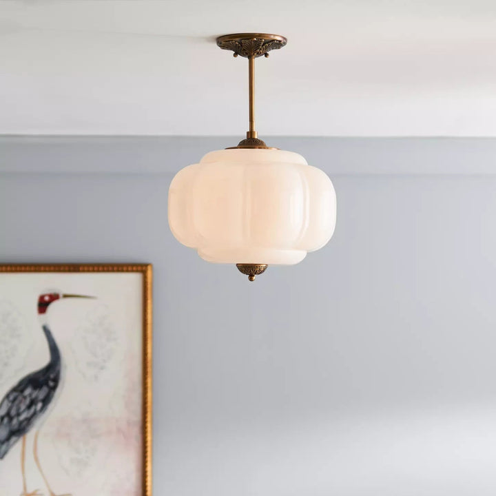 Lampe de plafond semi-encastrée en verre à forme arrondie pour un éclairage moderne et élégant.