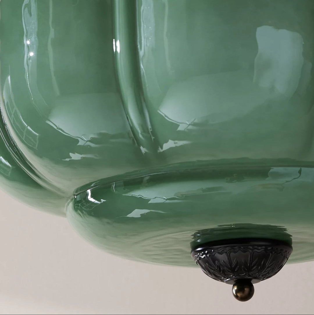 Plafonnier semi-encastré en verre pour une ambiance lumineuse chaleureuse dans la salle à manger.