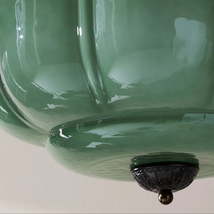 Plafonnier semi-encastré en verre pour une ambiance lumineuse chaleureuse dans la salle à manger.