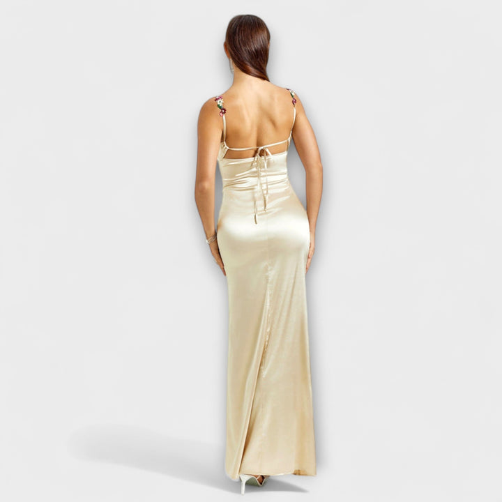 Robe longue femme chic et élégante, laçage dos subtil, sans manches, parfaite pour un événement habillé.