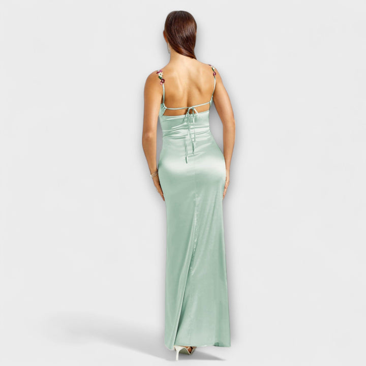 Robe longue femme fluide et élégante, avec un laçage dos tendance, idéale pour soirées et événements.