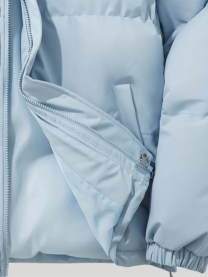 Modèle femme portant la veste matelassée Clara à capuche, élégante et confortable.