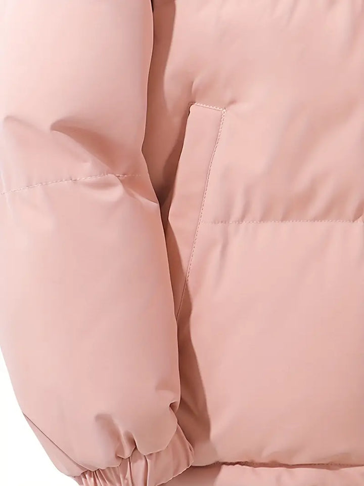 Hoodie zippé homme, look décontracté-chic, vêtement mode masculine pour l'hiver.