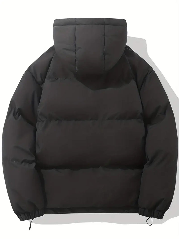 Femme souriante portant la veste matelassée Clara à capuche, confortable pour le quotidien.