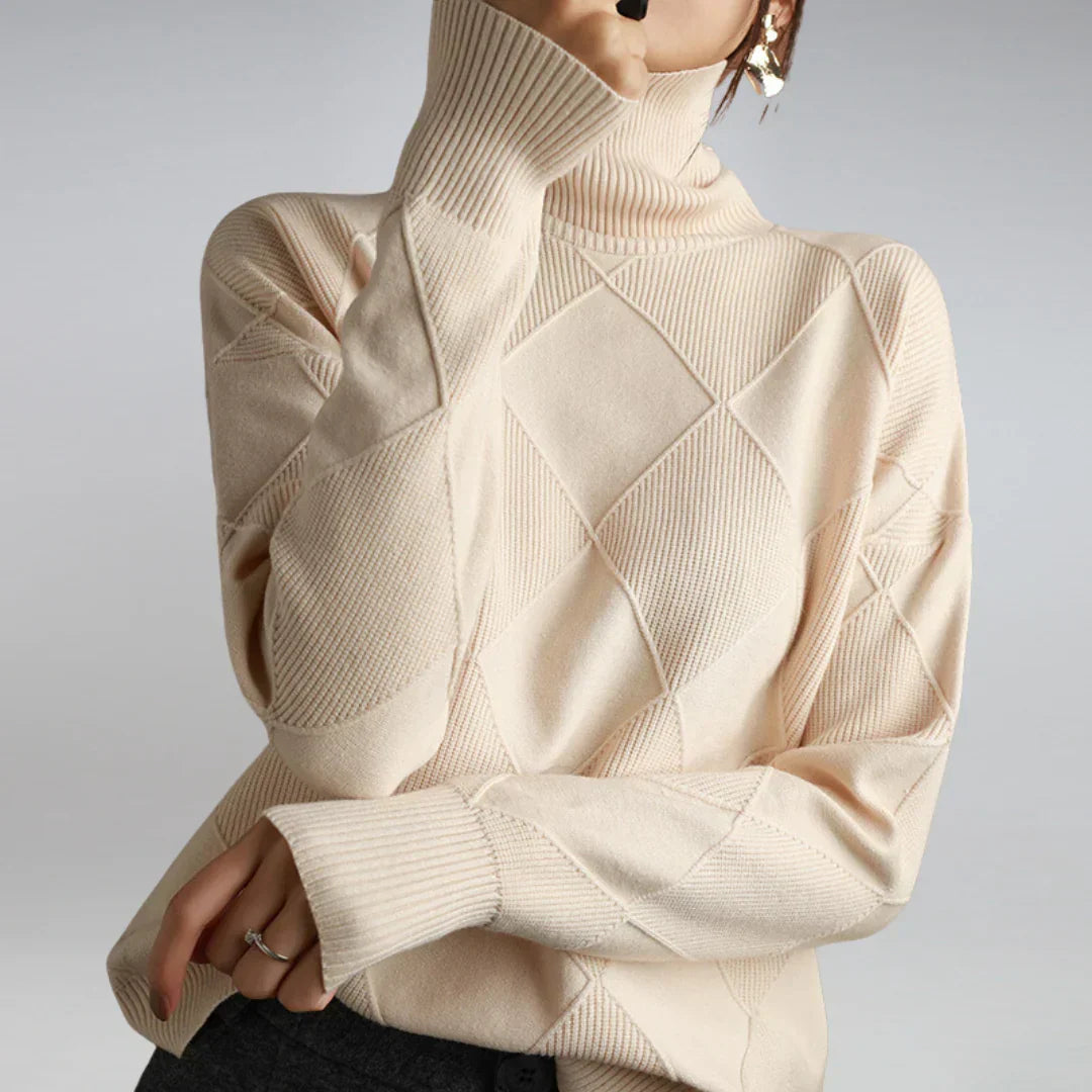 Pull tricoté femme à col roulé. Chandail doux et chaud, parfait pour affronter le froid hivernal avec style.