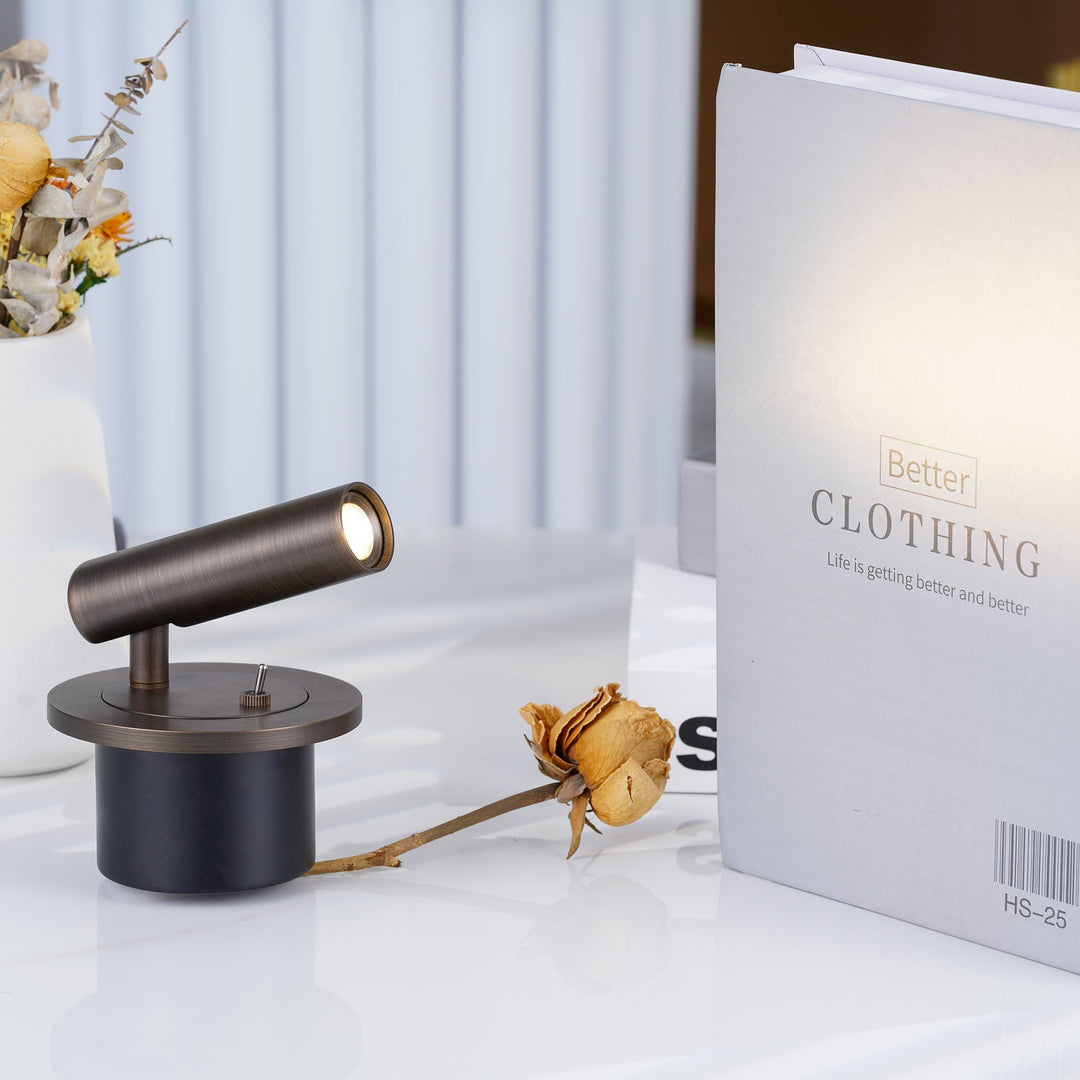 Design moderne pour cette lampe de lecture murale LED, parfait pour un intérieur contemporain.
