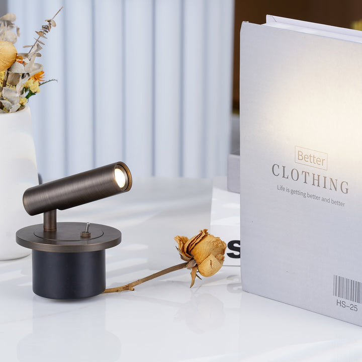 Design moderne pour cette lampe de lecture murale LED, parfait pour un intérieur contemporain.