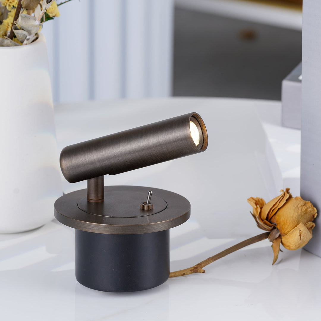 Élégante lampe murale LED pour lecture, design moderne et éclairage intérieur.