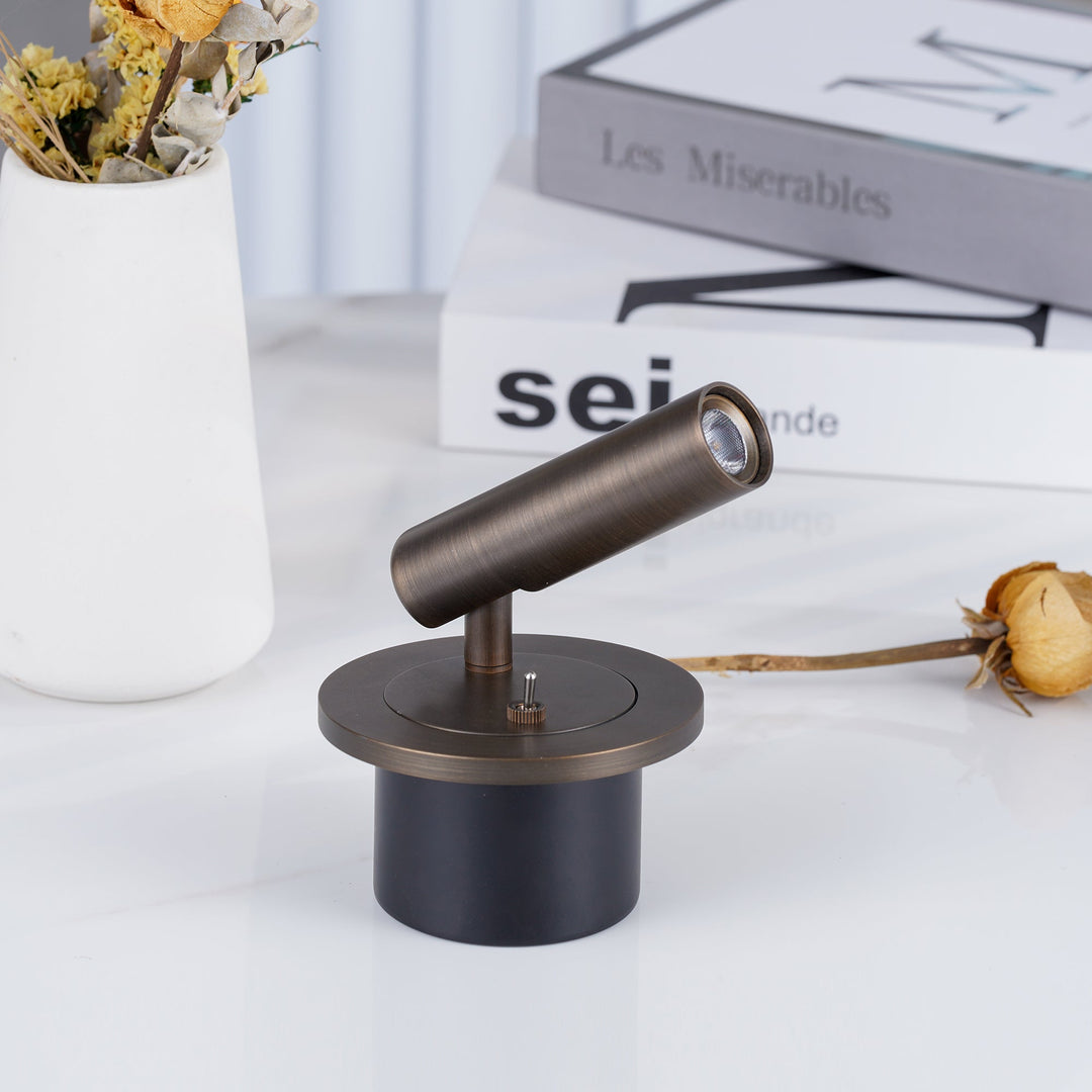Lampe de lecture murale LED compacte, idéale pour chambre, salon ou bureau.