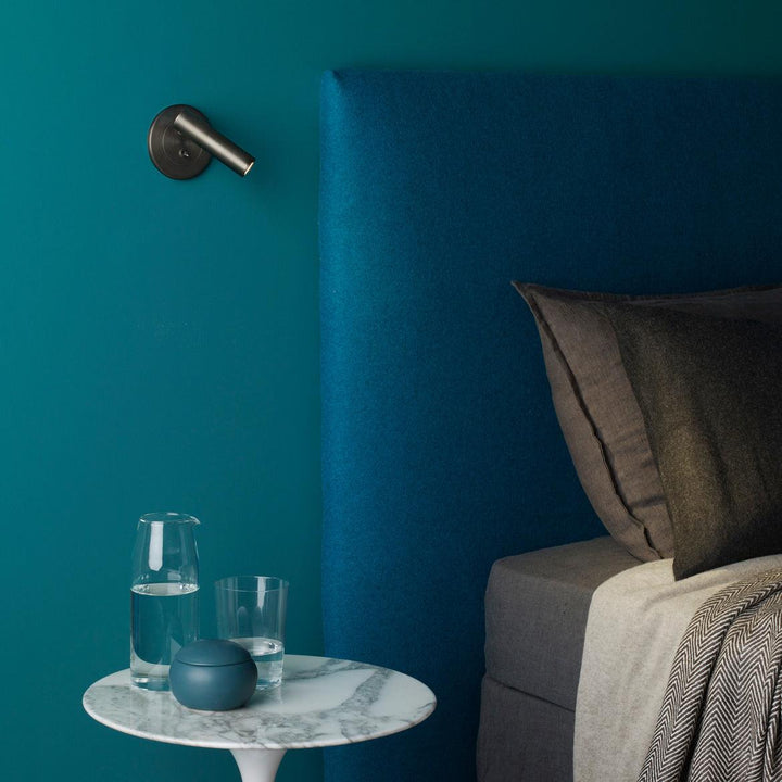 Lampe LED murale design moderne, éclairage précis pour la lecture en chambre.