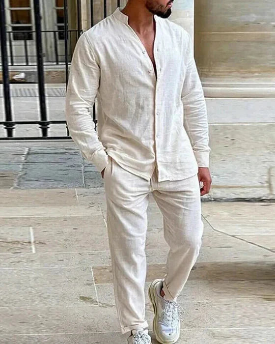 Ensemble homme chic décontracté en lin: chemise col montant et pantalon élégant, idéal pour l'été et la mode masculine.
