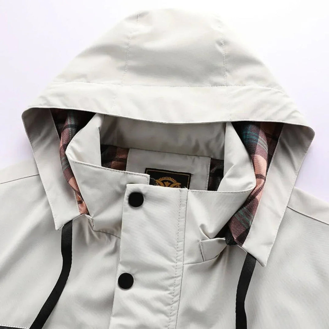 Gros plan sur le tissu technique imperméable de la veste homme, assurant protection et durabilité automne/hiver.
