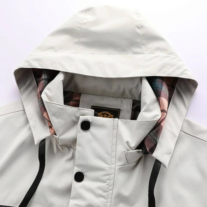 Gros plan sur le tissu technique imperméable de la veste homme, assurant protection et durabilité automne/hiver.