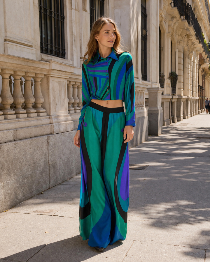 Ensemble 2 pièces vert imprimé pour femme : haut manches longues et pantalon large. Tenue polyvalente et chic.