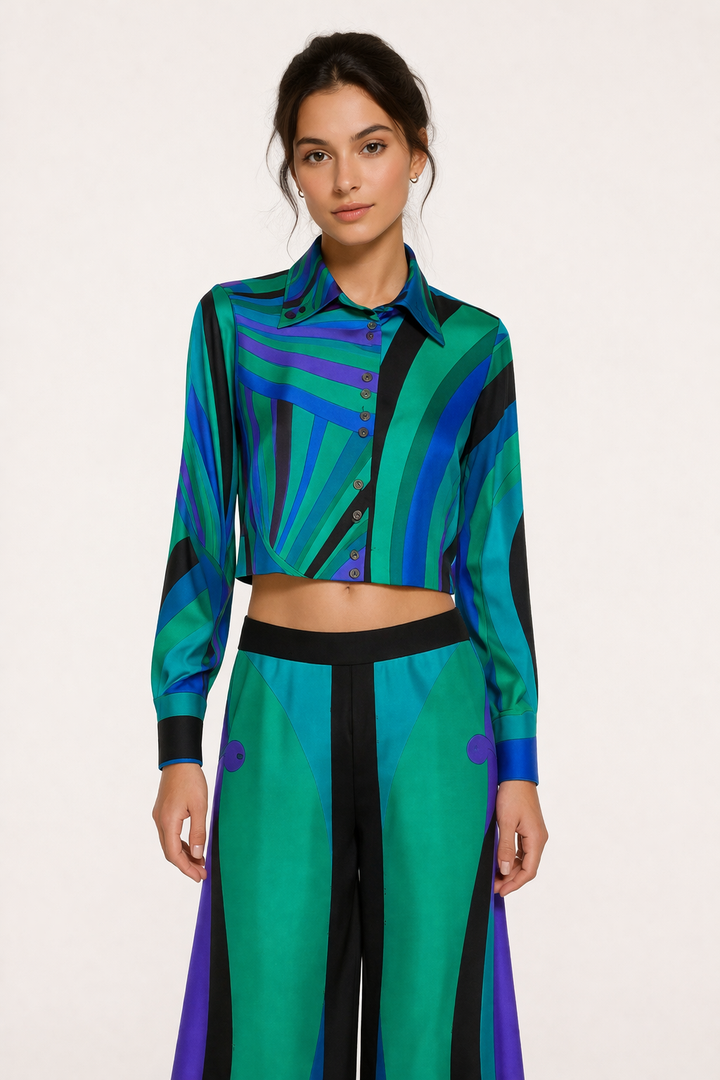 Mode féminine printemps-été : ensemble imprimé vert, haut fluide à manches longues et pantalon large élégant.