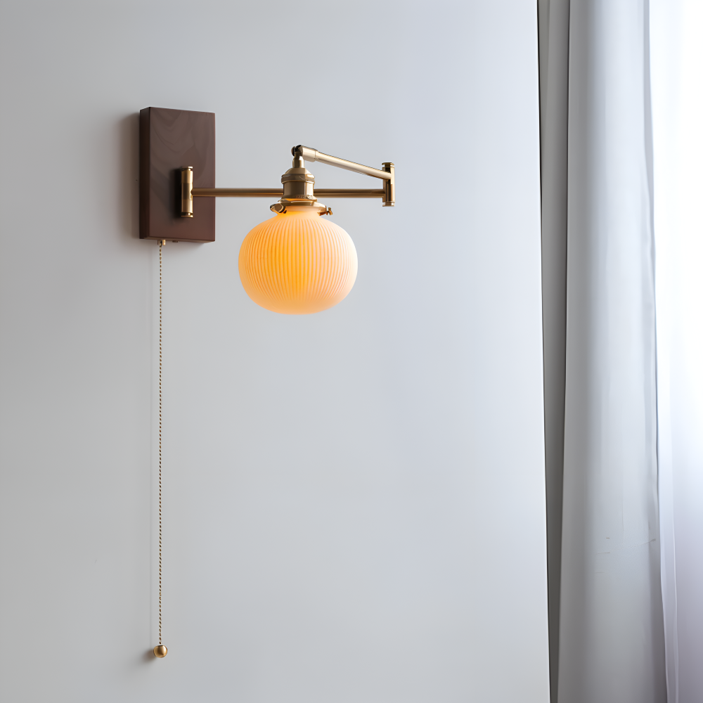 Applique murale LED élégante, lumière réglable, design moderne pour intérieur.