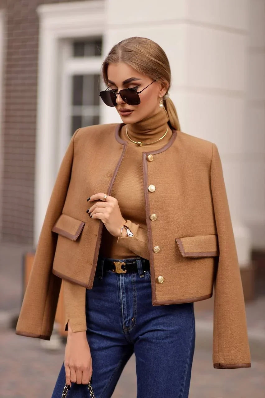 Élégante veste courte marron pour femme, très polyvalente et chic, indispensable pour la mode mi-saison.