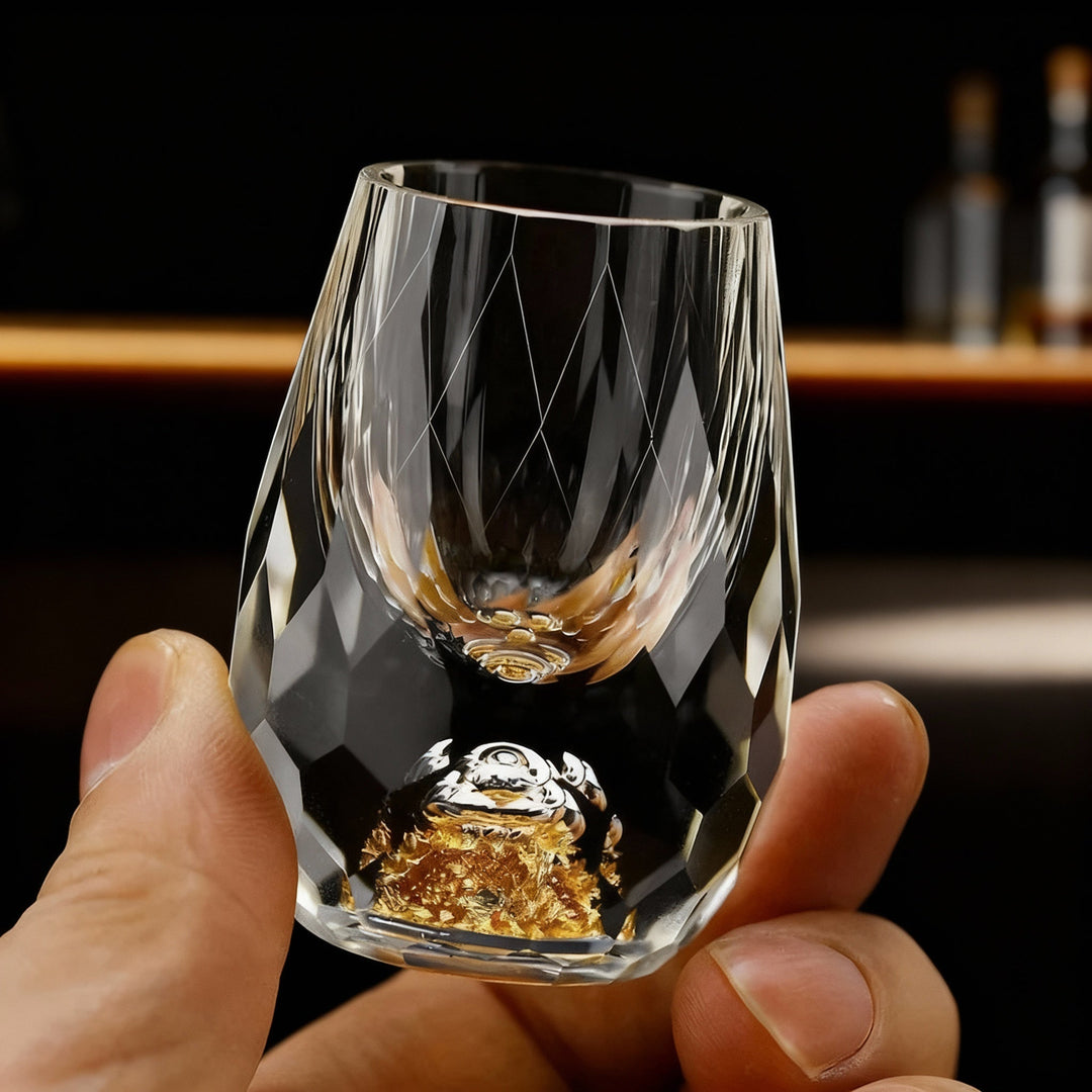 Verres à cognac ou cocktail en cristal doré, design luxueux et élégant pour collection ou moments spéciaux.