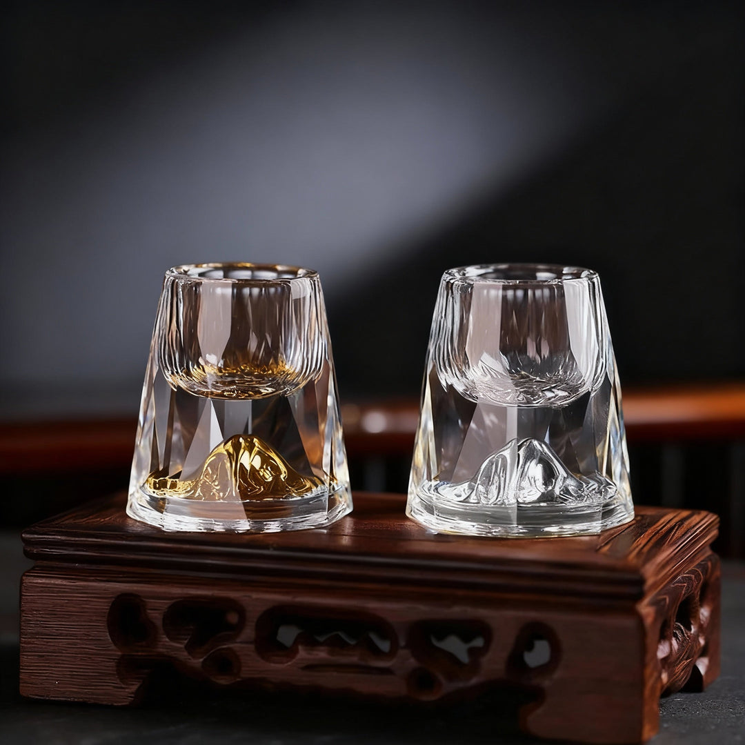 Paire de verres à whisky premium en cristal, détails flocons d'or, idéal pour boisson de luxe et collection.