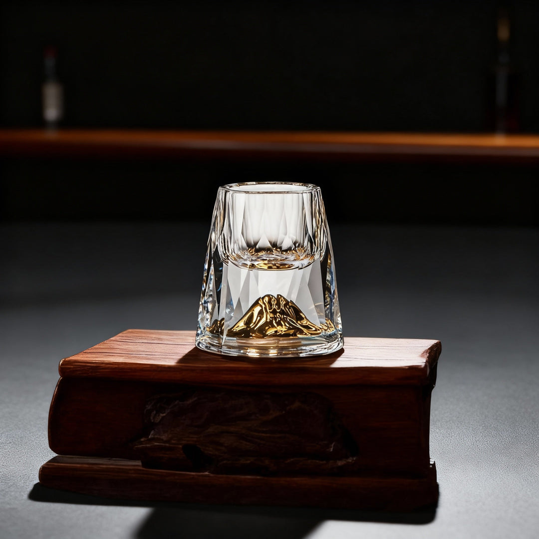 Verres à whisky en cristal de luxe, décorés de flocons d'or, élégants pour dégustation de spiritueux.
