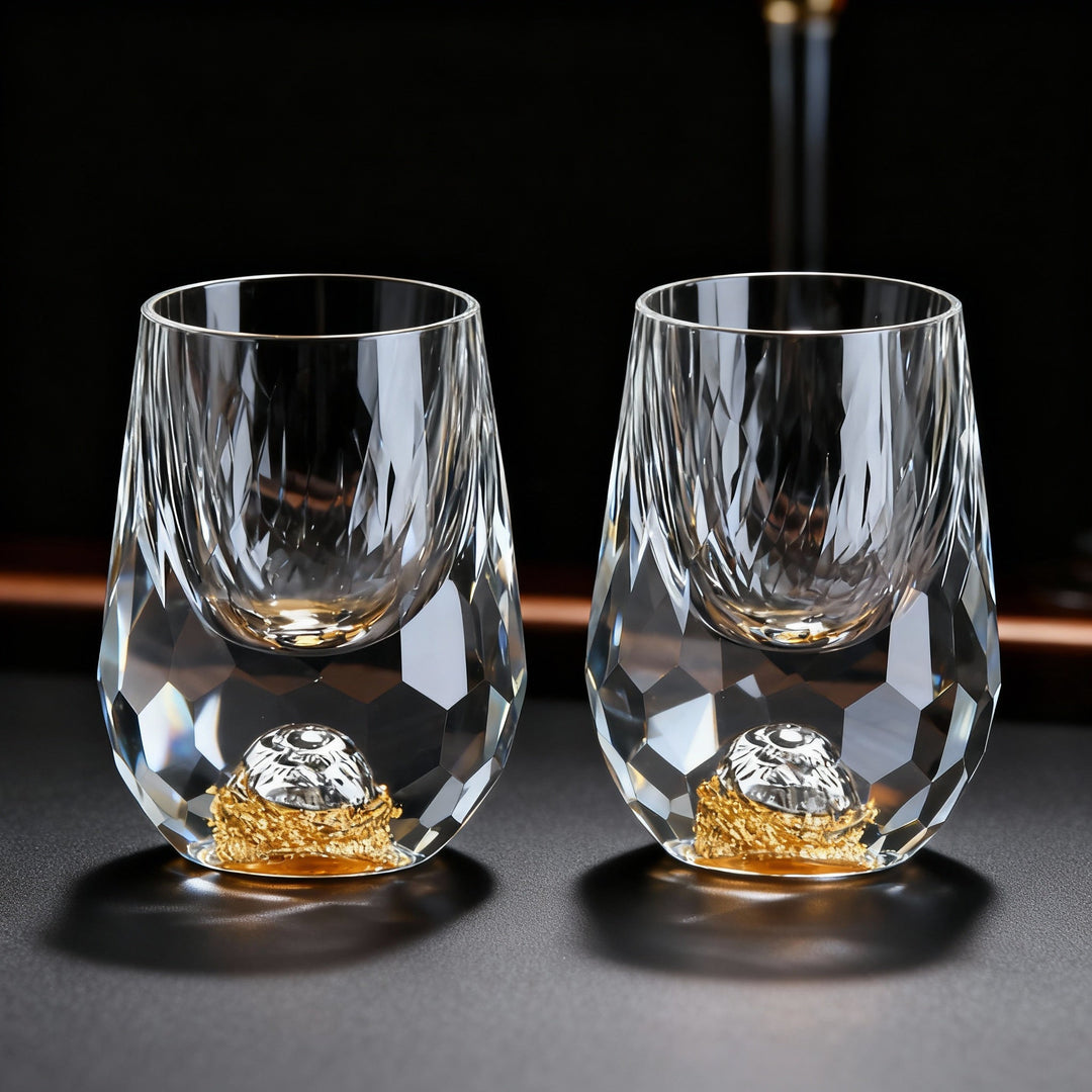 Lot de 2 verres à whisky en cristal fait main, avec motifs dorés, parfait cadeau pour amateurs de luxe.