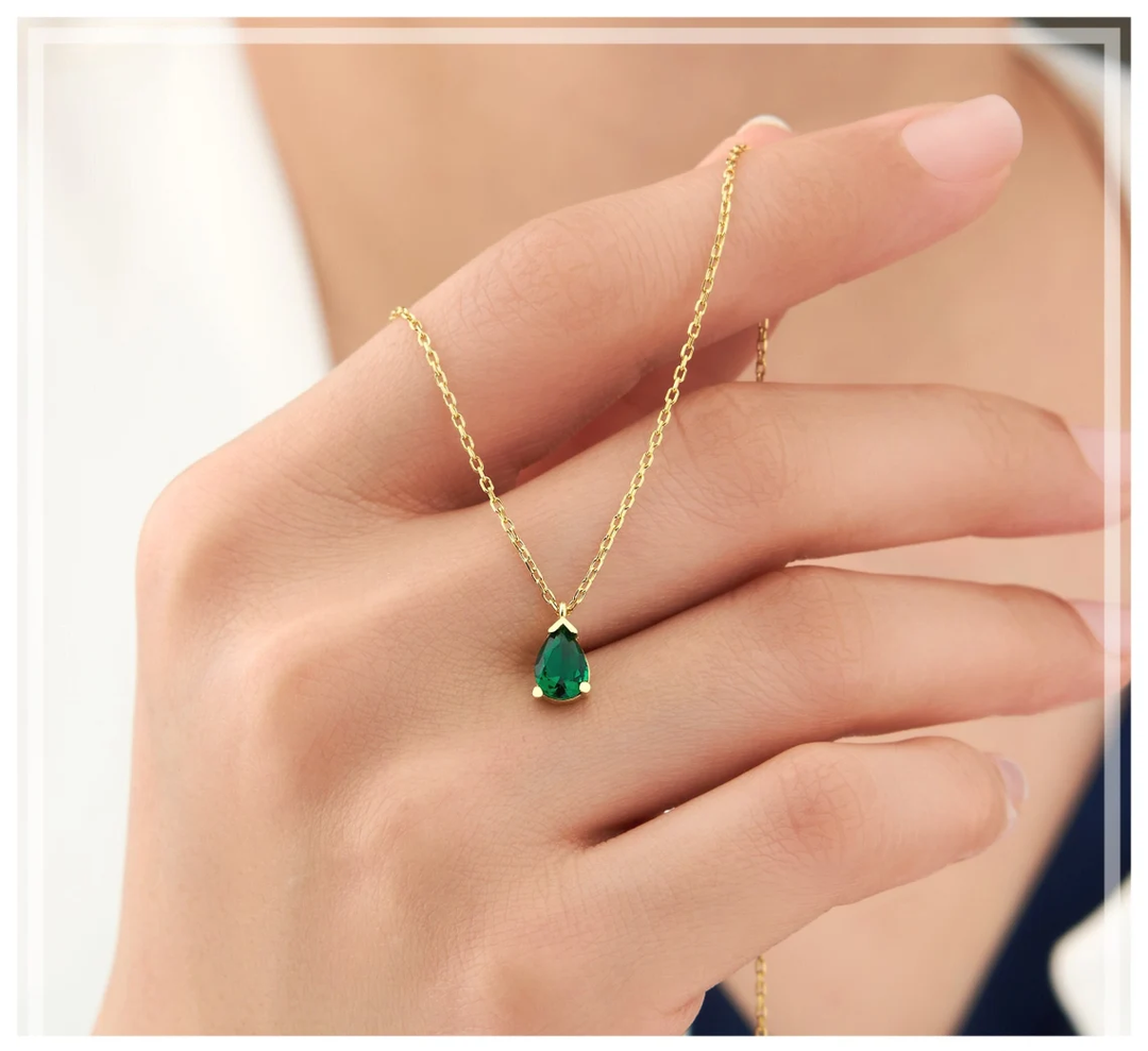 Bijou collier femme chic, pendentif goutte d'émeraude et strass. Parfait accessoire cadeau pour fête.