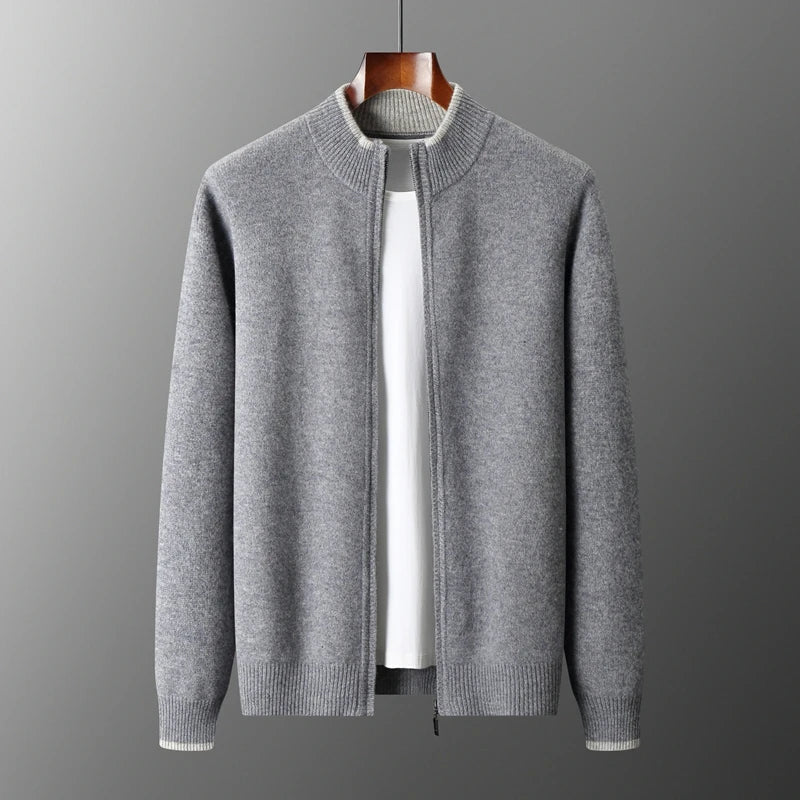 Veste homme à coupe ajustée, style décontracté chic, fermeture zippée pratique et moderne.