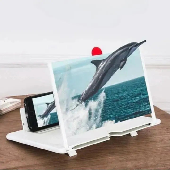 Utilisateur regardant une vidéo sur un agrandisseur d'écran de téléphone HD pliable, supportant son smartphone.