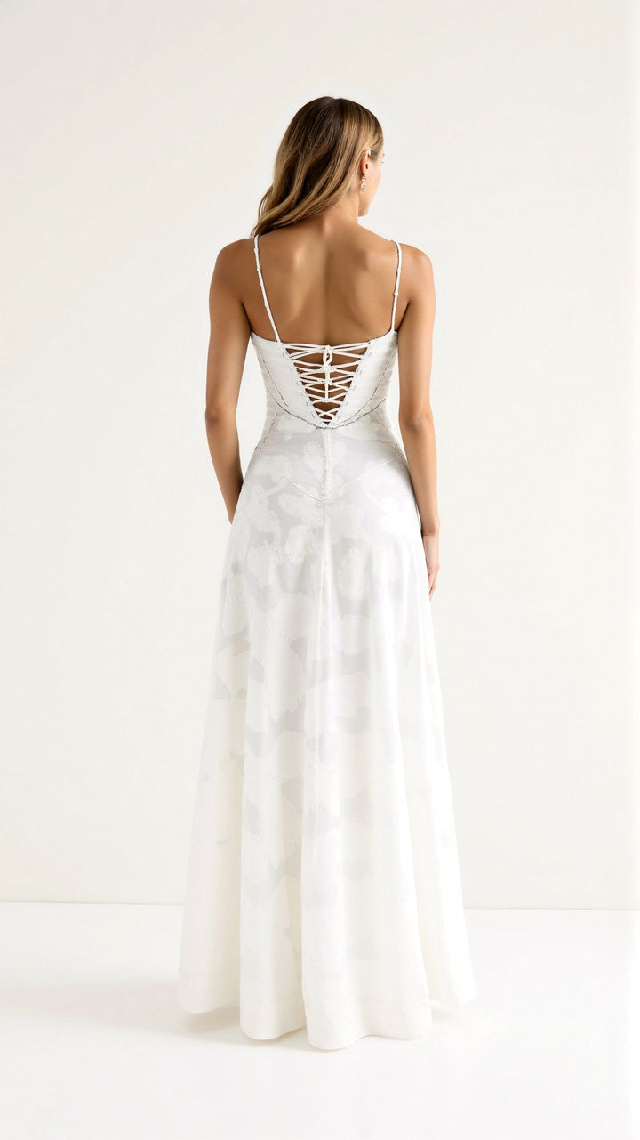 Robe cérémonie femme élégante, longue, à bretelles fines et broderies florales, idéale pour fêtes.