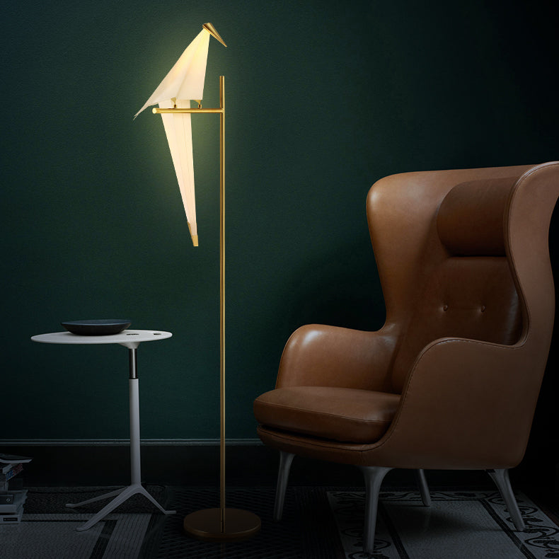 Luminaire design moderne en forme d'oiseau origami, offrant une lumière LED chaleureuse pour un intérieur élégant.