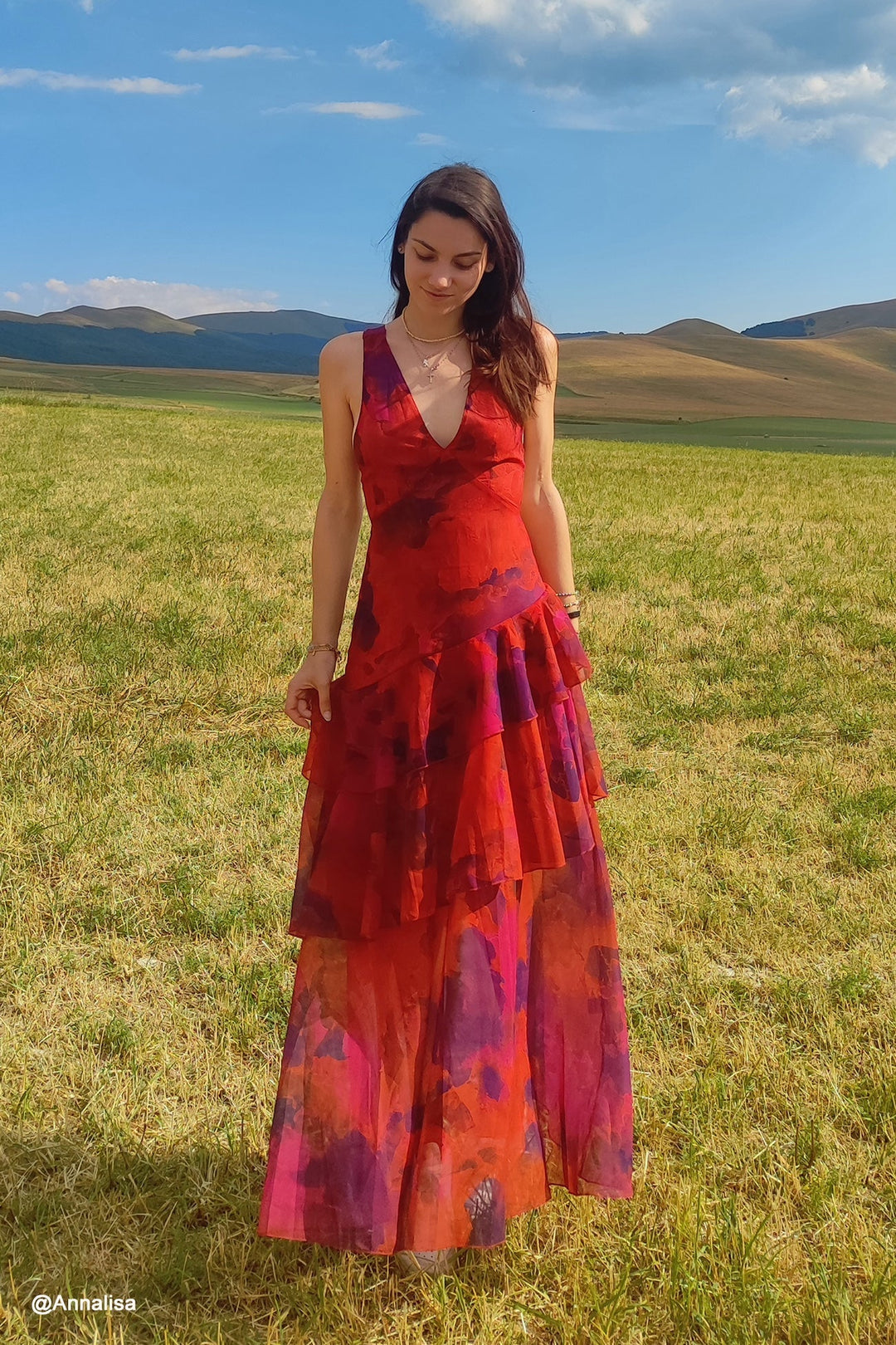 Robe fleurie chic et longue pour femme, avec volants gracieux, idéale pour les journées d'été élégantes.