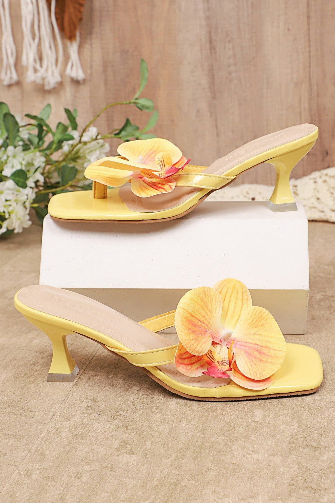 Sandales confortables à fleurs pour femmes, style chic et habillé, mode féminine estivale.
