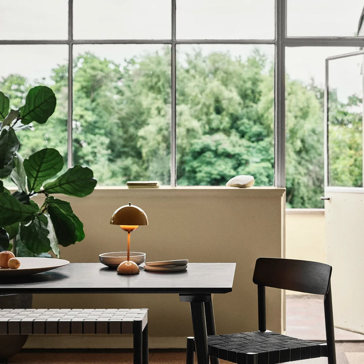 Lampe LED de bureau rechargeable, design scandinave chic, éclairage modulable en métal brossé.
