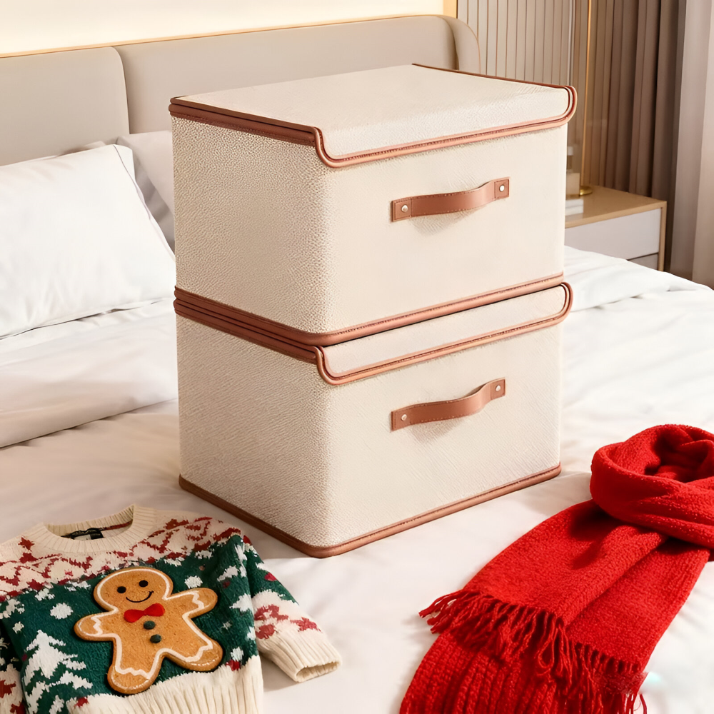 Gagnez de la place avec cette boîte de rangement pliable en tissu, couvercle et poignées en cuir.