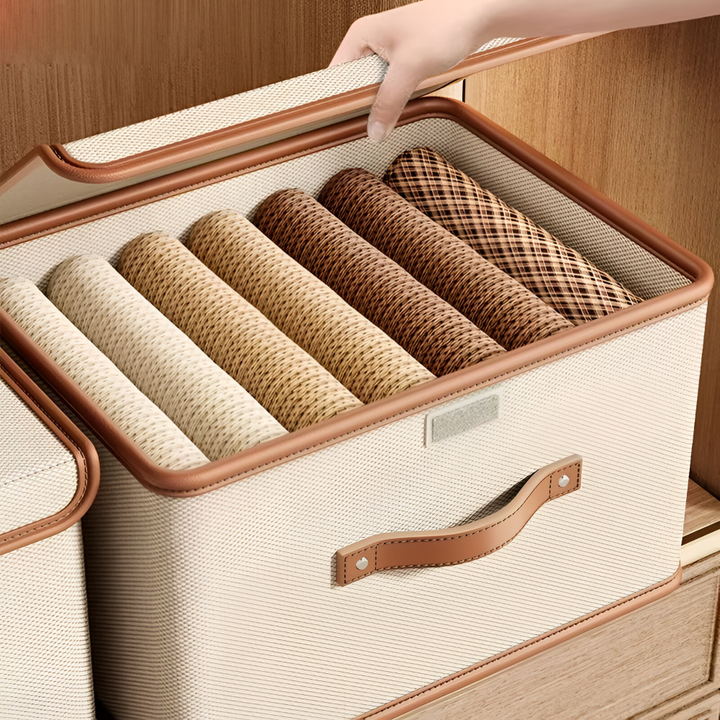 Optimisez votre espace avec cette boîte de rangement tissu pliable, couvercle et poignées cuir.