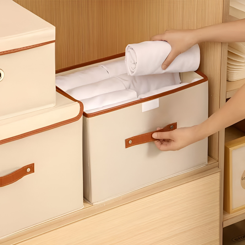 Boîte de rangement élégante en tissu, pliable avec couvercle et poignées cuir pour déco maison.