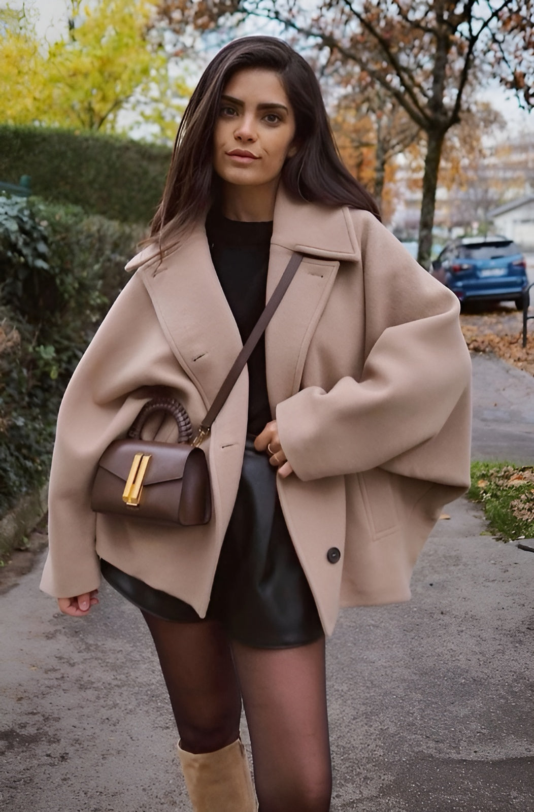 Manteau femme oversize noir minimaliste, idéal pour un look chic et décontracté en hiver.
