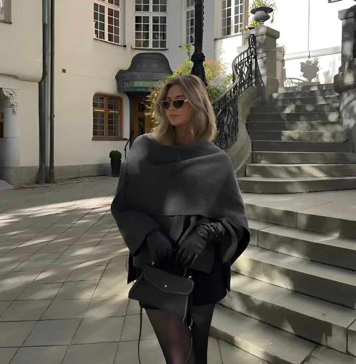 Cape femme chic et asymétrique, un pull confortable pour un look élégant en automne et hiver. Mode tendance.